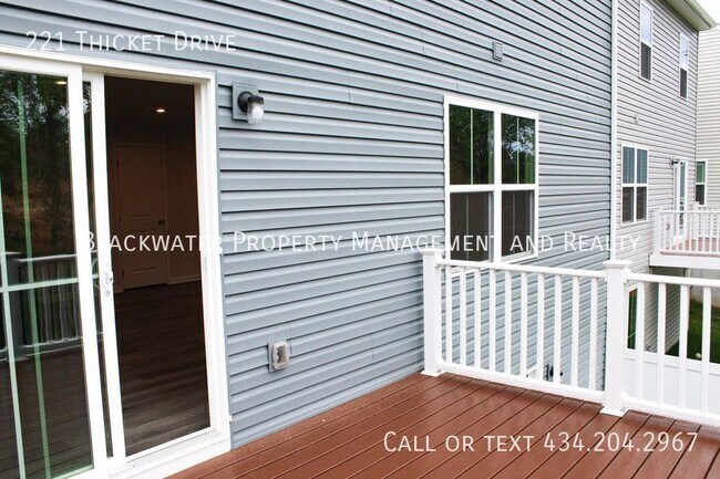 Building Photo - 221 Thicket Dr