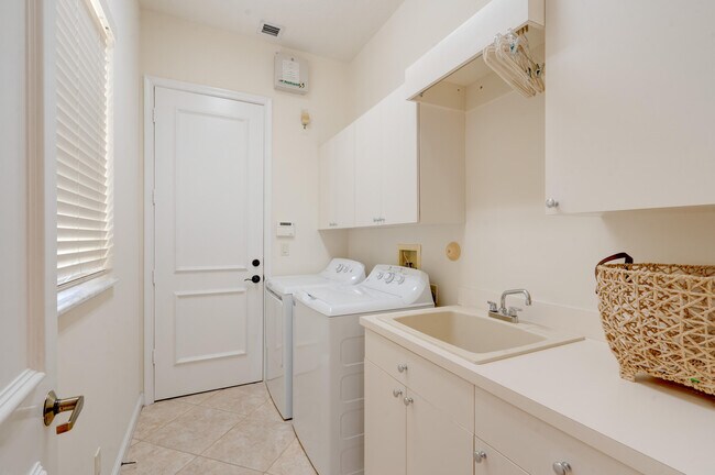 Building Photo - 119 Esperanza Way