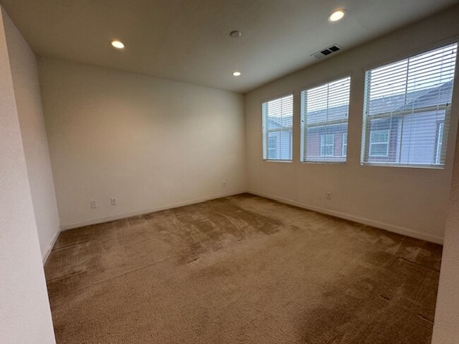 Building Photo - Newer 3 bedroom townhome in Simi Valley