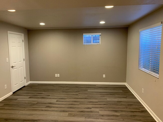 Building Photo - Bright Basement Studio Apartment in Louisville Home