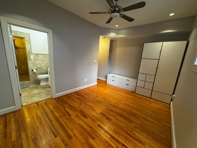 Building Photo - Columbia Heights living! 1 bedroom plus DE...