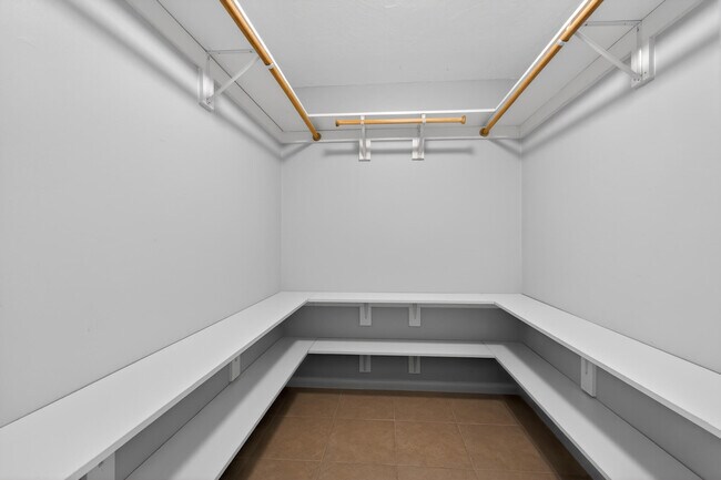 Building Photo - 423 Pine Tree Ct