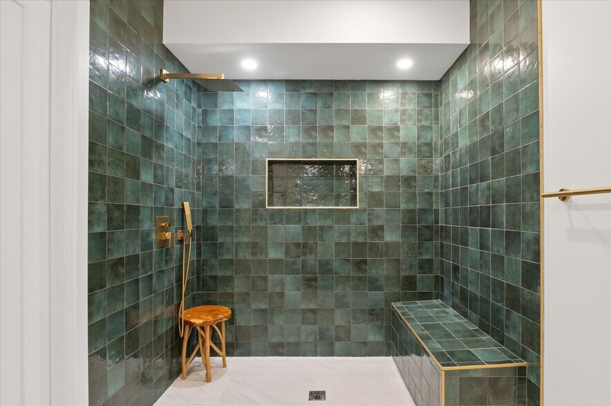 Large shower - 318 Webster St NW