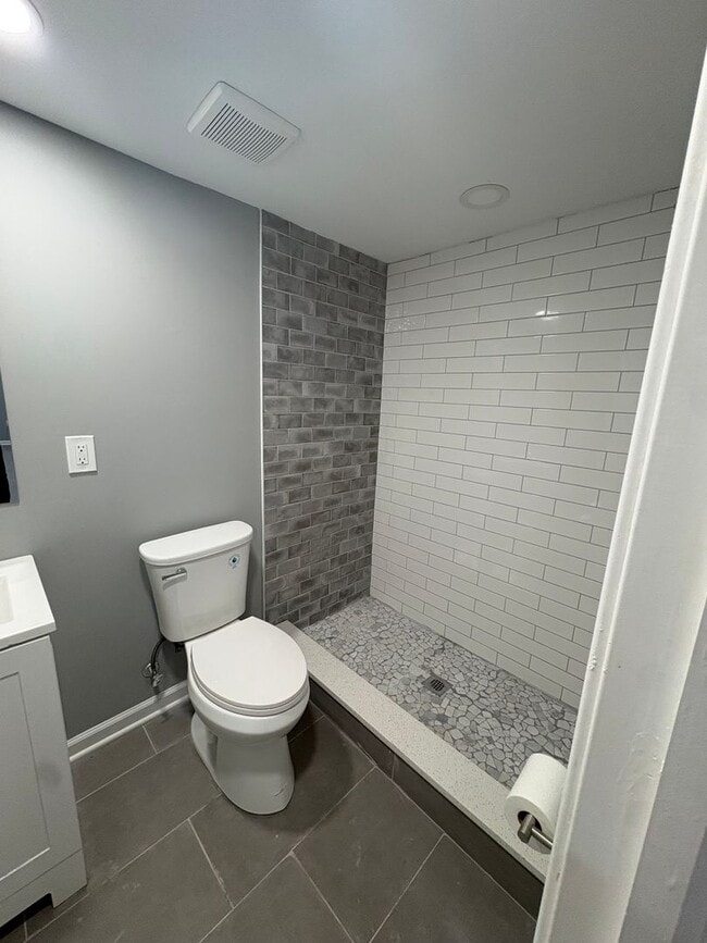 Building Photo - ** 3 BEDROOM TOWNHOME AVAILABLE**