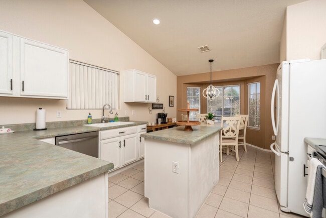 Building Photo - 1762 E Sycamore Rd