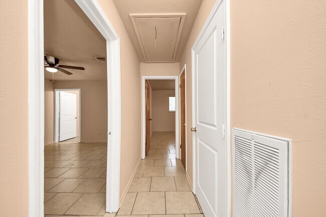 Building Photo - 9126 Willow Meadow Dr