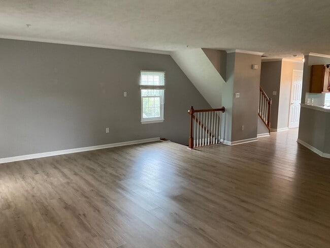 Building Photo - Large 3 Bedroom 2.5 bath townhome with additional finished room.