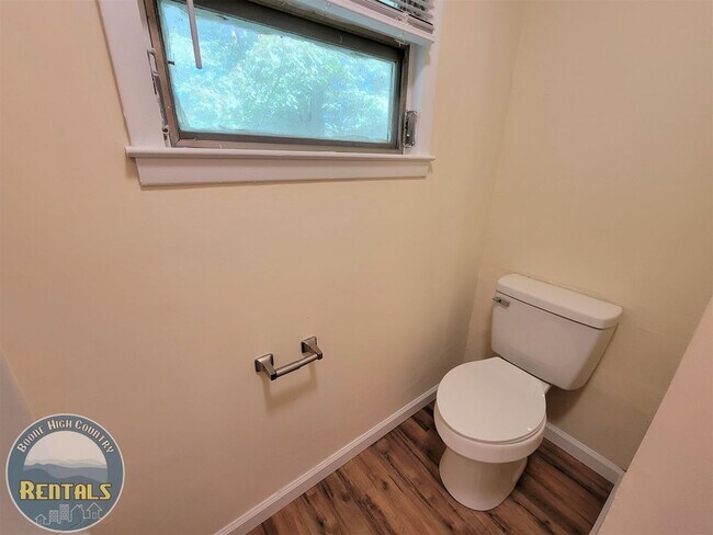 Building Photo - 733 Forest Hills Dr
