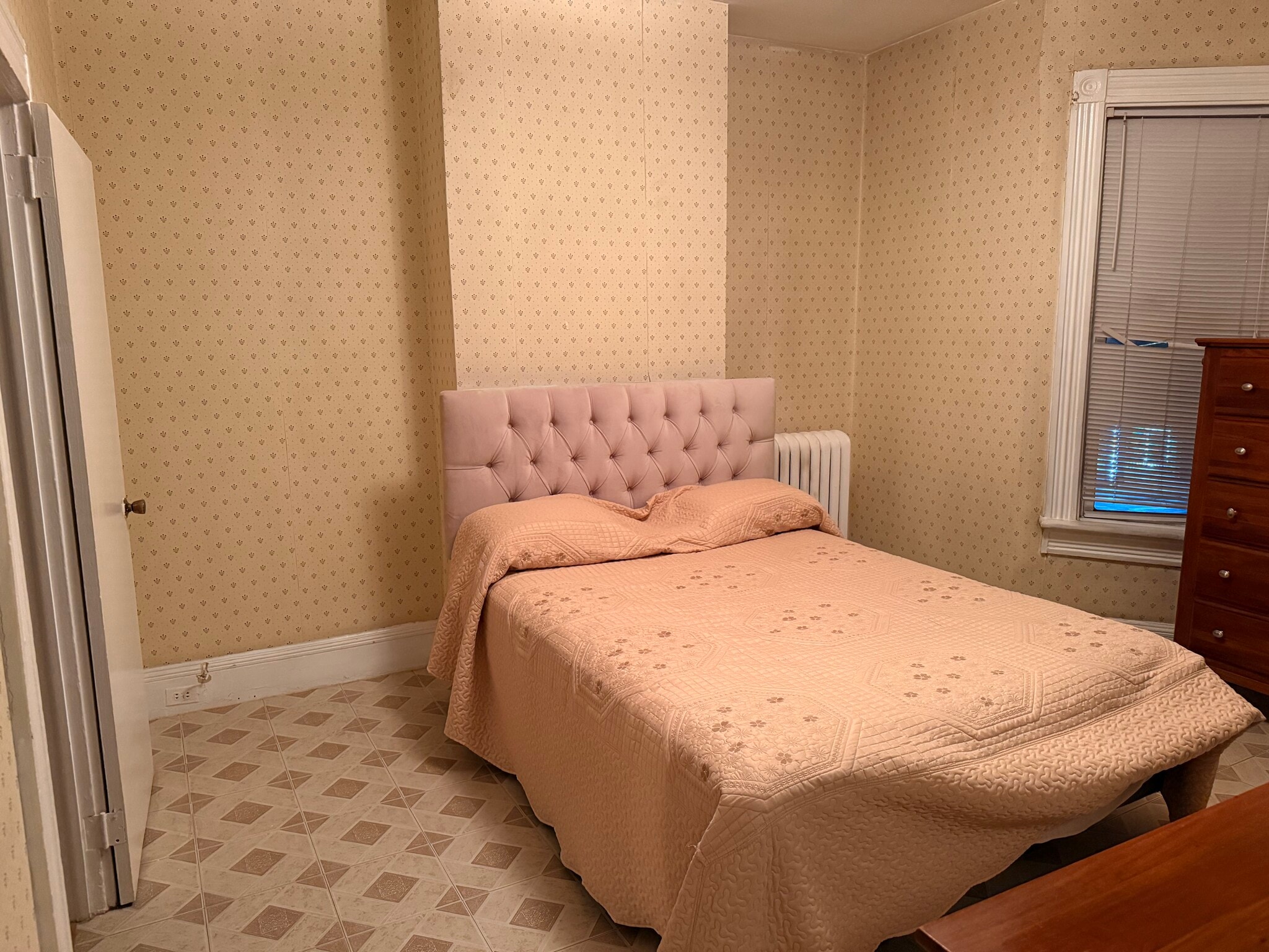 Building Photo - 105 Linden St