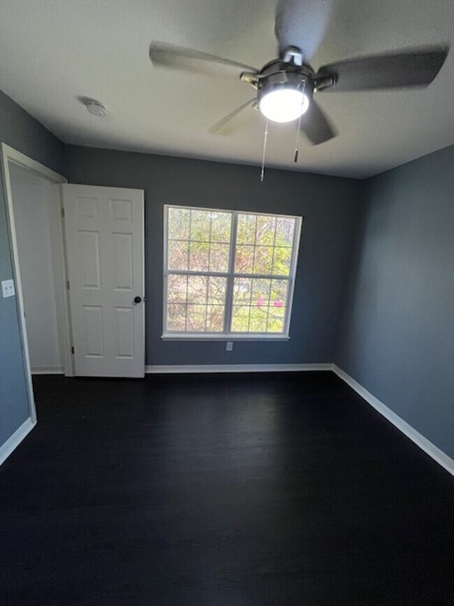 Building Photo - Beautiful and completely Renovated 3/2 fen...