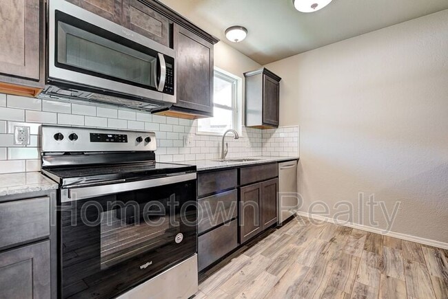 Building Photo - 606 Oak Creek Dr