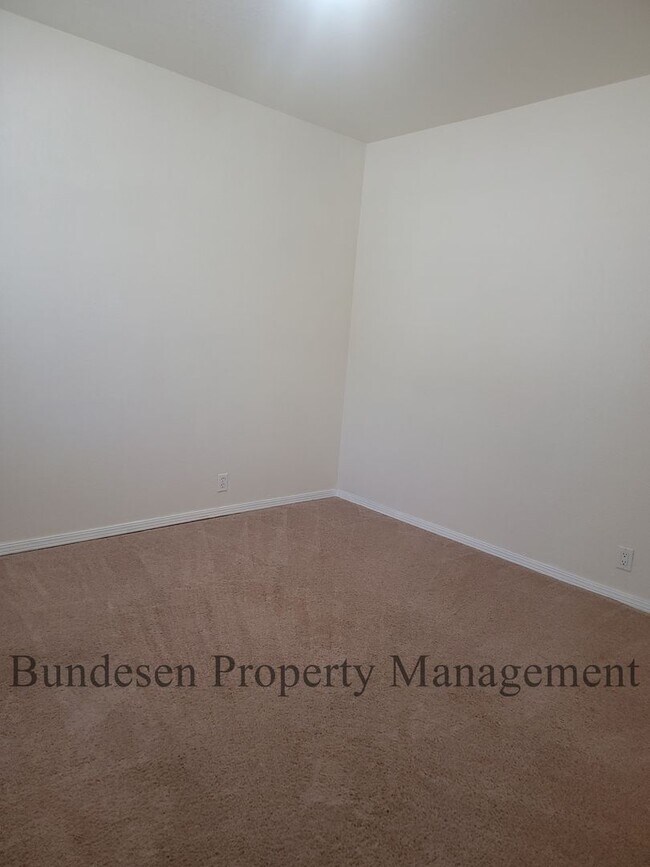 Building Photo - Spacious Westside 5BR Home in Petaluma - E...
