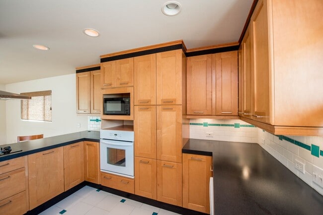Building Photo - 3 Bedroom Single Family Home in the Brea-O...