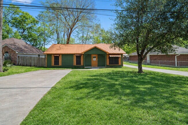 Building Photo - Enjoy comfortable, low-maintenance living in this updated, pet-friendly, carpet-free 3-bedroom ho...