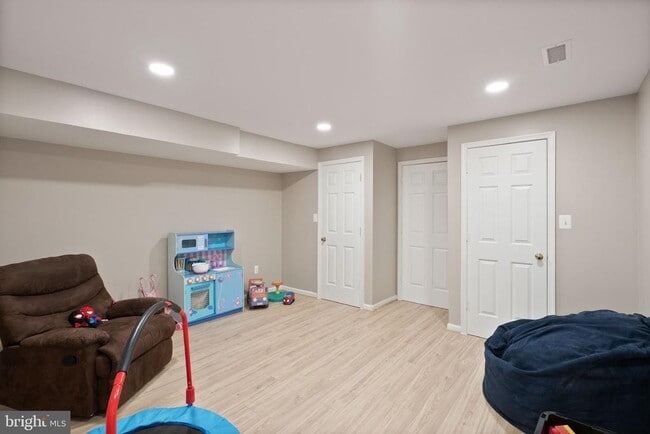 Building Photo - 10303 Bear Creek Dr