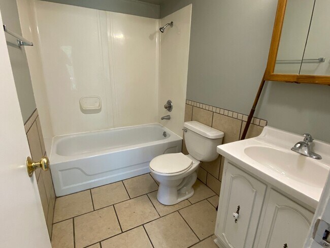 Building Photo - Adorable Apartment on the South Side!