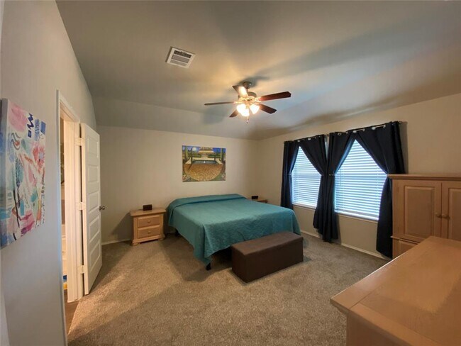 Building Photo - 3935 Country Club Dr