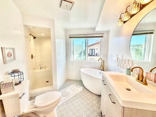 Building Photo - Oxnard / Silver Strand Beach / 2 bedroom 1...