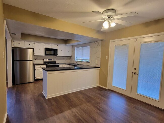 Building Photo - 3222 River Valley Dr