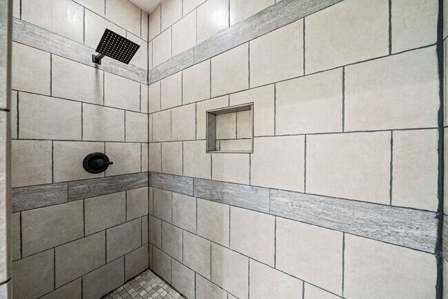 Building Photo - 3 Bedroom 2 Bath Pet Friendly Home For Rent!