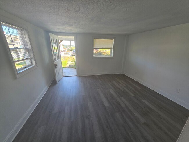 Building Photo - 47 Oakwood Ave