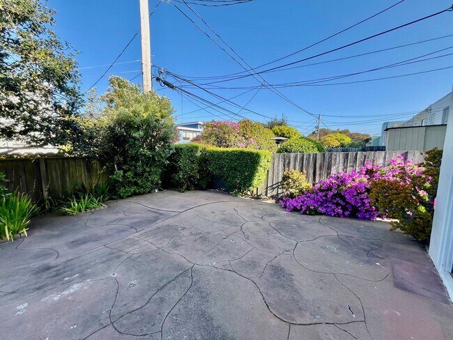 Building Photo - GORGEOUS, BEAUTIFULLY MAINTAINED 3 BED/2 B...