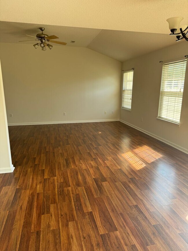 Building Photo - Single Family Home with Fenced Yard