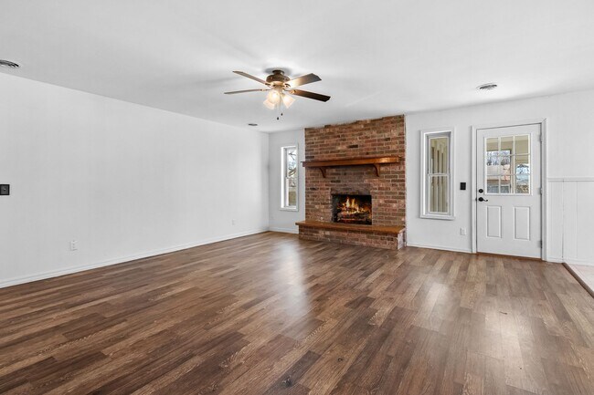 Building Photo - Beautiful Home in Springdale with Sunroom!