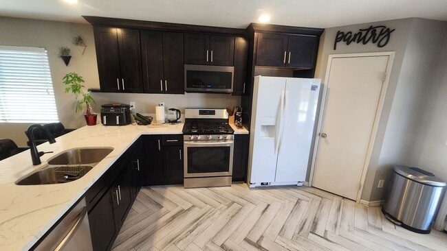 Building Photo - 12057 GoldOak Ct