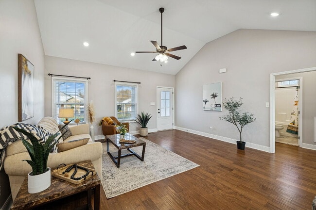 Building Photo - Quiet cut-de-sac living with country views!