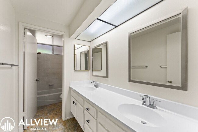 Building Photo - Spacious 4 bed, 2.5 bath Home Available Now in the Turtle Rock community