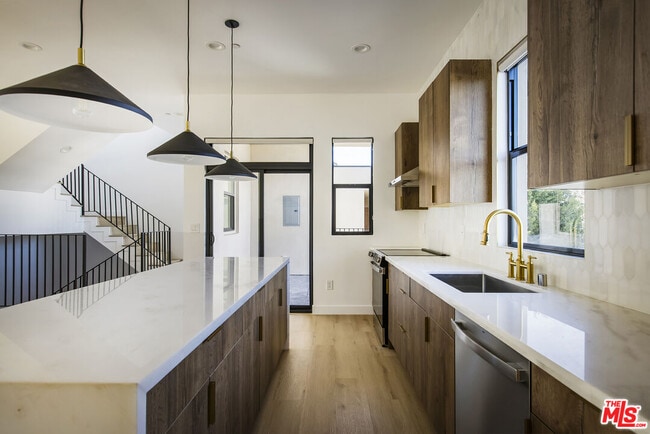 Building Photo - 2651 Vineyard Ave