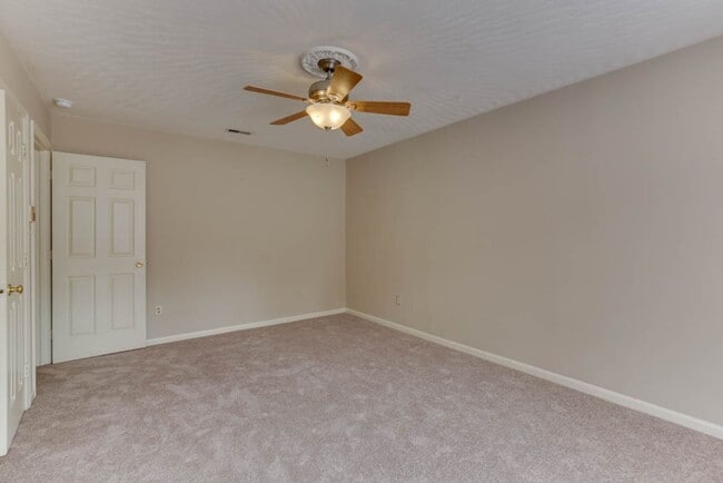 Building Photo - Updated 3-Bedroom Yorktown Townhouse with Private Yard and Community Amenities