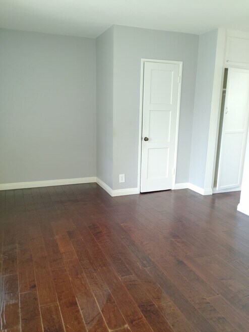 Building Photo - 4712 Elmwood Ave