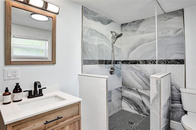 Building Photo - 1710 SW 6th Ave