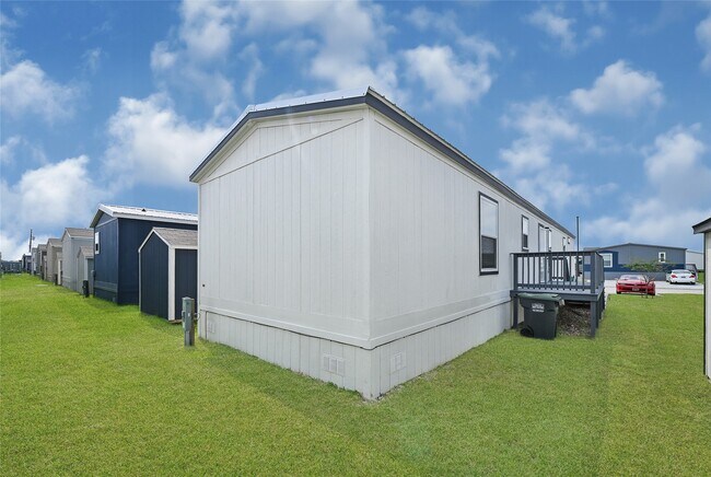 Building Photo - 127 Lear Ln