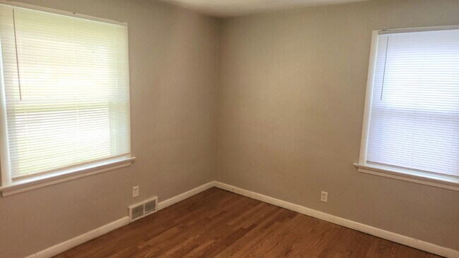 Building Photo - "Charming 3-Bed Home with Gleaming Hardwood Floors on Jackson Ave, Berkeley!"