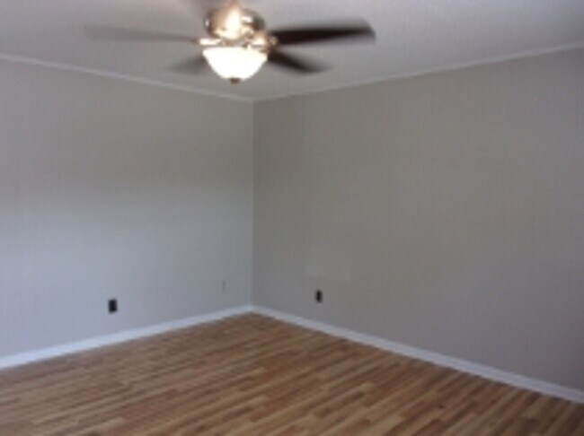 Building Photo - 1823 India Hook Rd