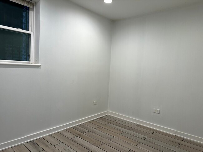 Building Photo - 2620 N Wilton Ave