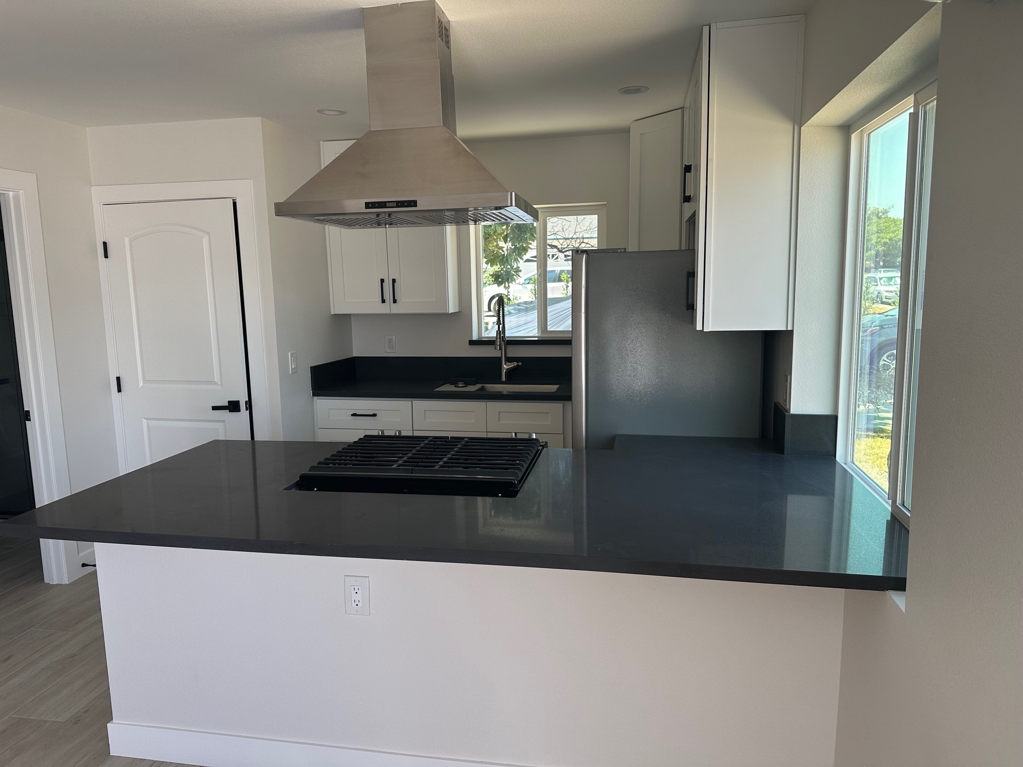 Kitchen w. quartz countertop - 16730 Septo St