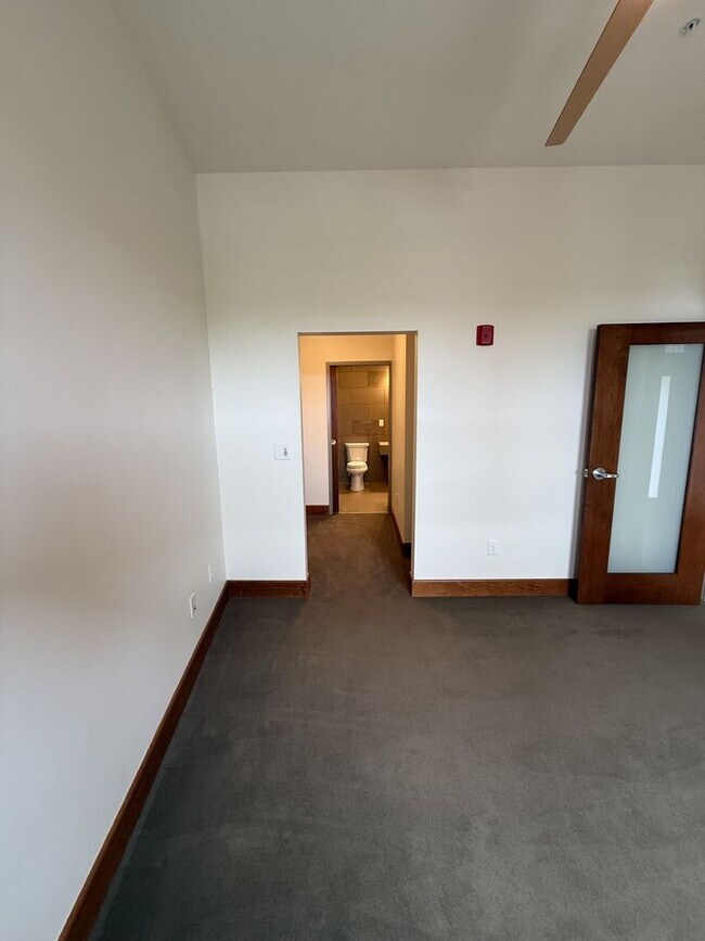 Building Photo - Luxury Apartment