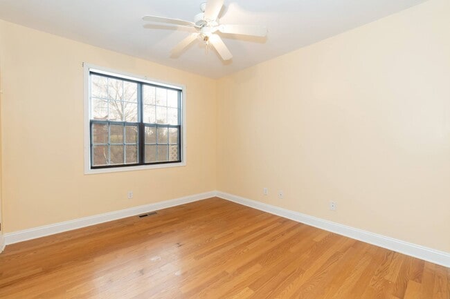 Building Photo - Four Bedroom Home!