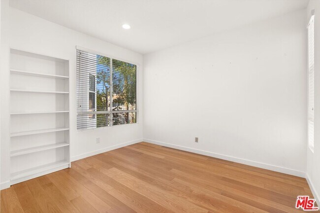 Building Photo - 4643 E 4th St