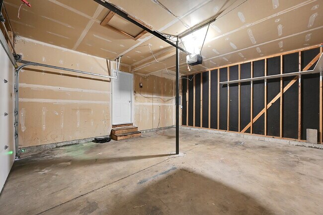 Building Photo - $1,950.00 - 3 Bedrooms, 2 Bathrooms, Single Family Home with Fenced Yard!