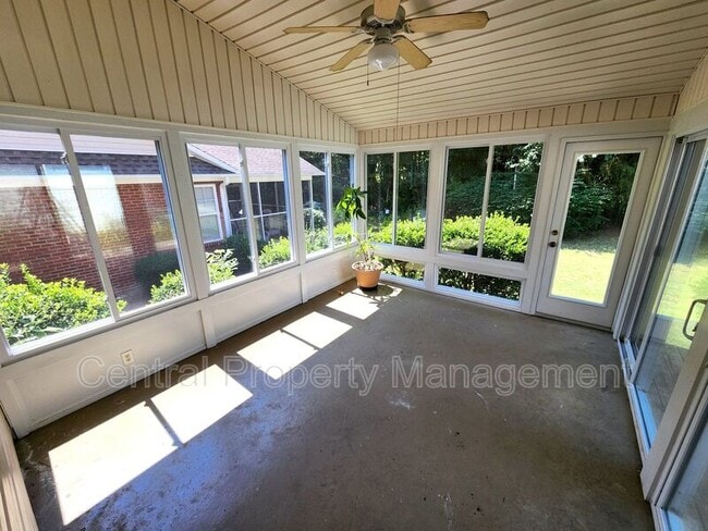 Building Photo - 303 Rexford Dr