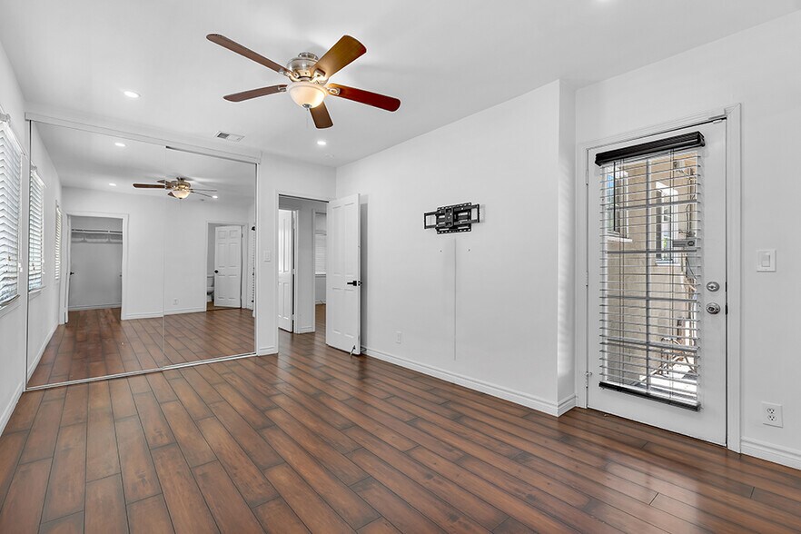Building Photo - 5125 Canoga Ave