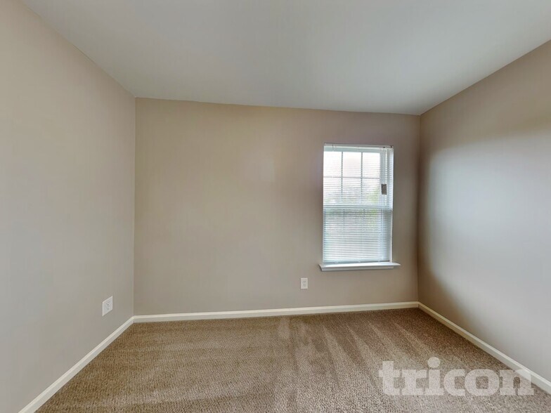 Building Photo - 2092 Roscommon Dr