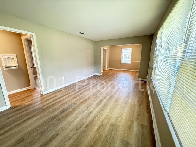 Building Photo - 814 Colonial Rd