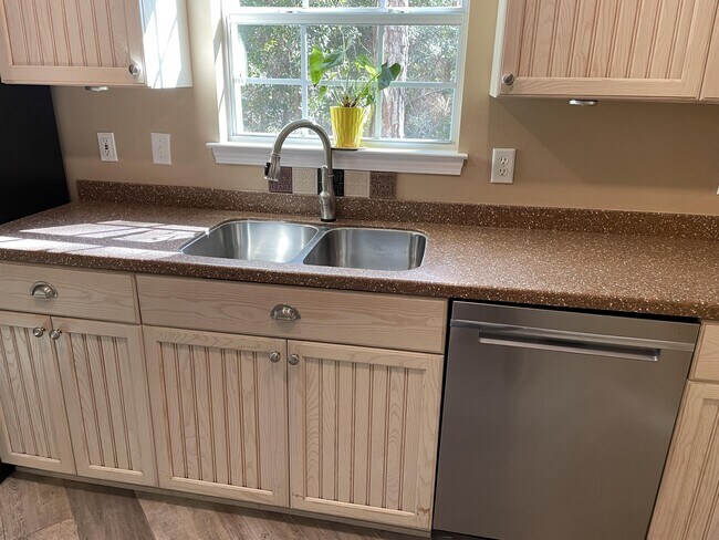 Building Photo - 1322 Treasure Cove