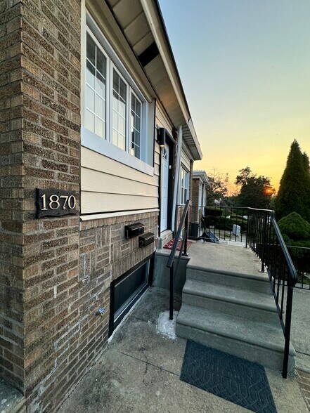 Front entry - 1870 Conlyn St